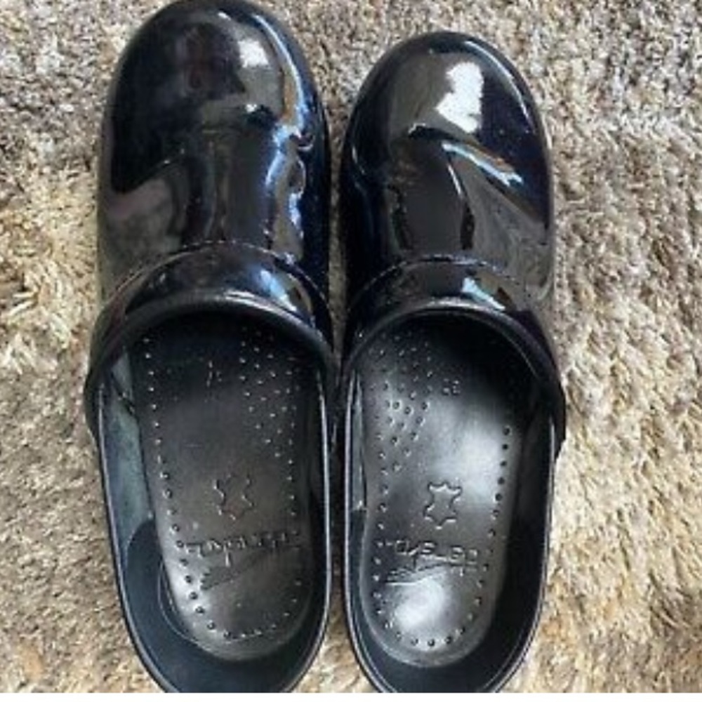 Black Dansko clogs size 37 US6.5/7